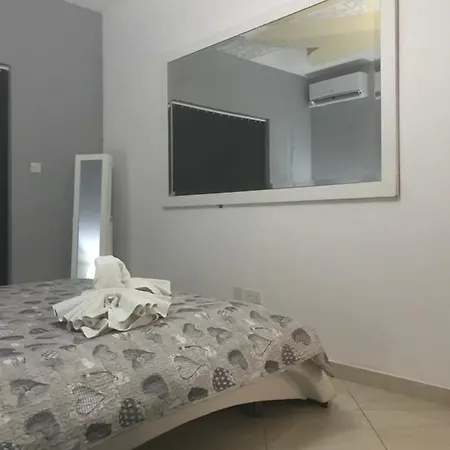 Simply British Apartment *